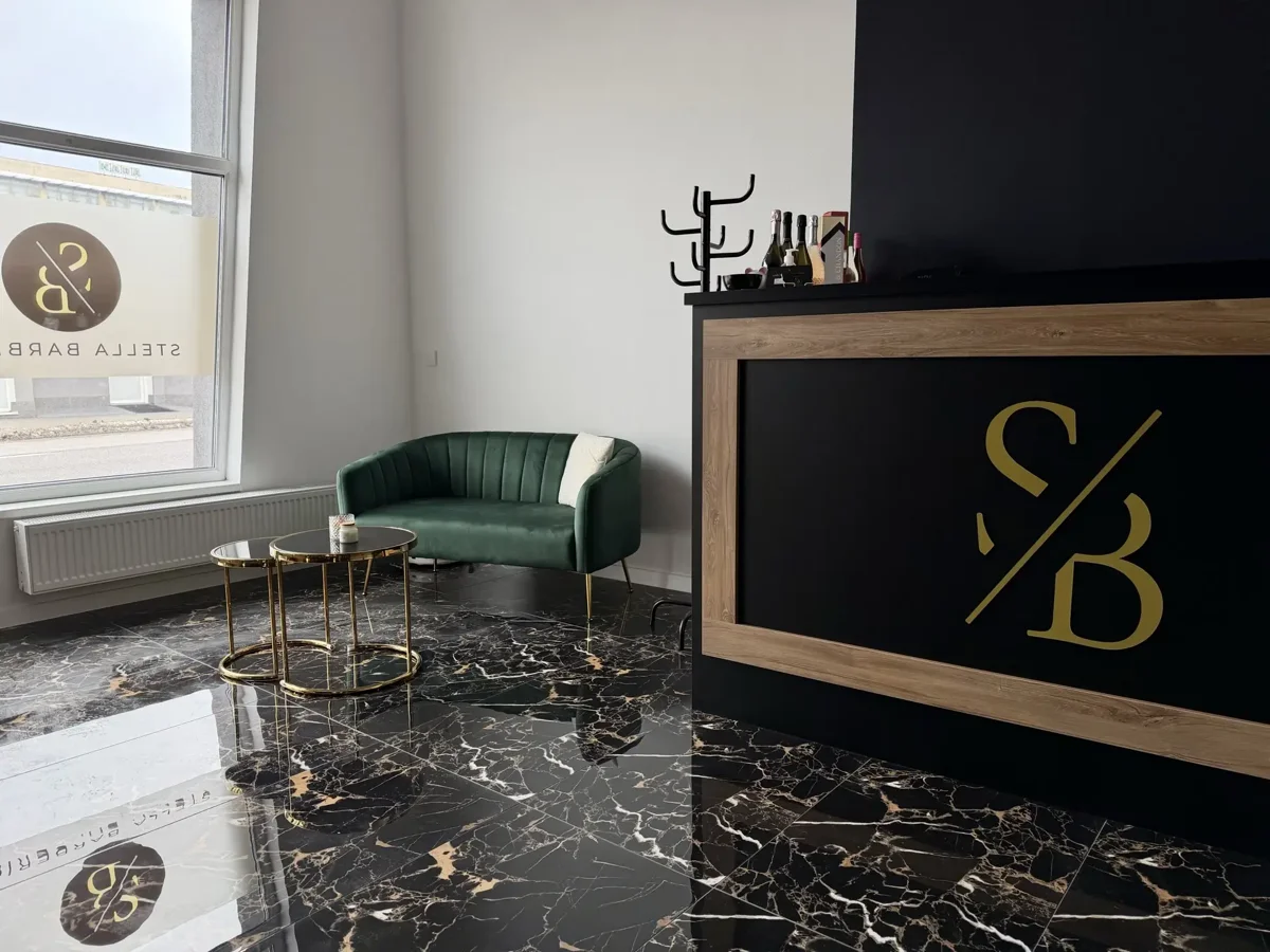 Relaxačná zóna Stella Barberia – pohodlné sedenie a sofistikovaná atmosféra pre každého gentlemana