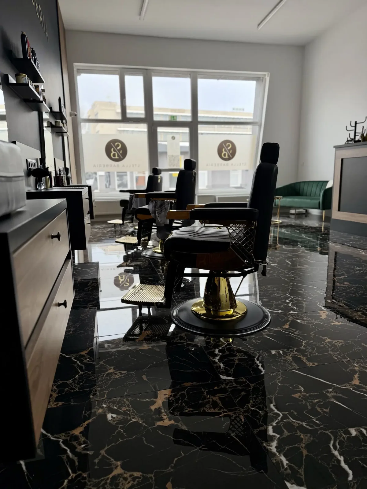 Štýlový priestor barbershopu s elegantným dizajnom a pokojnou atmosférou